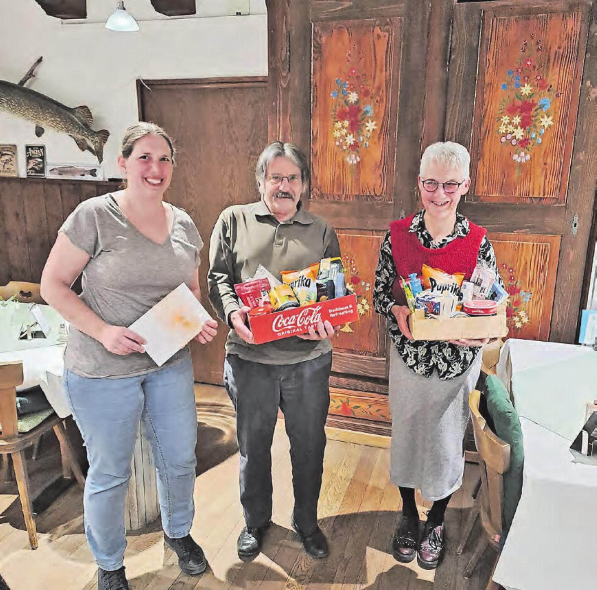 Von links nach rechts: Vizepräsidentin Rita Schwegler und die langjährigen Mitglieder Werner Müller (60 Jahre) sowie Ruth Kaufmann (50 Jahre). (Bild: zVg.) - Das Bild wird blockiert. – Möglicherweise durch einen aktiven Adblocker.