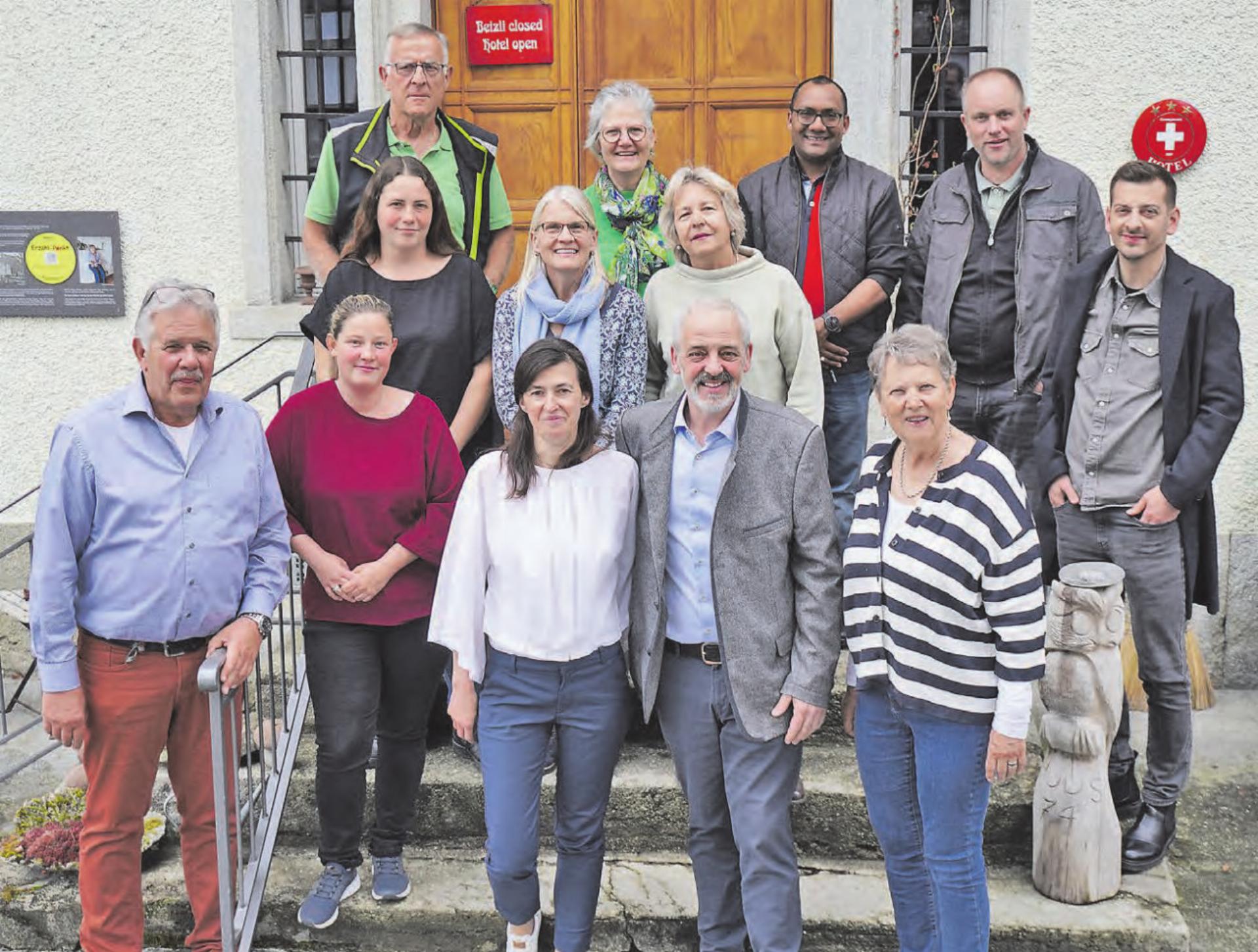 «Wir sind gerne per Du mit den Menschen»: Die neue Pächtergemeinschaft freut sich auf ihren Einsatz ab August 2026. Zur Verkündigung der Wiedereröffnung kamen Vertreter der Gemeinde und Mitglieder aus dem bestehenden Huus74-Team vorbei. - Das Bild wird blockiert. – Möglicherweise durch einen aktiven Adblocker.