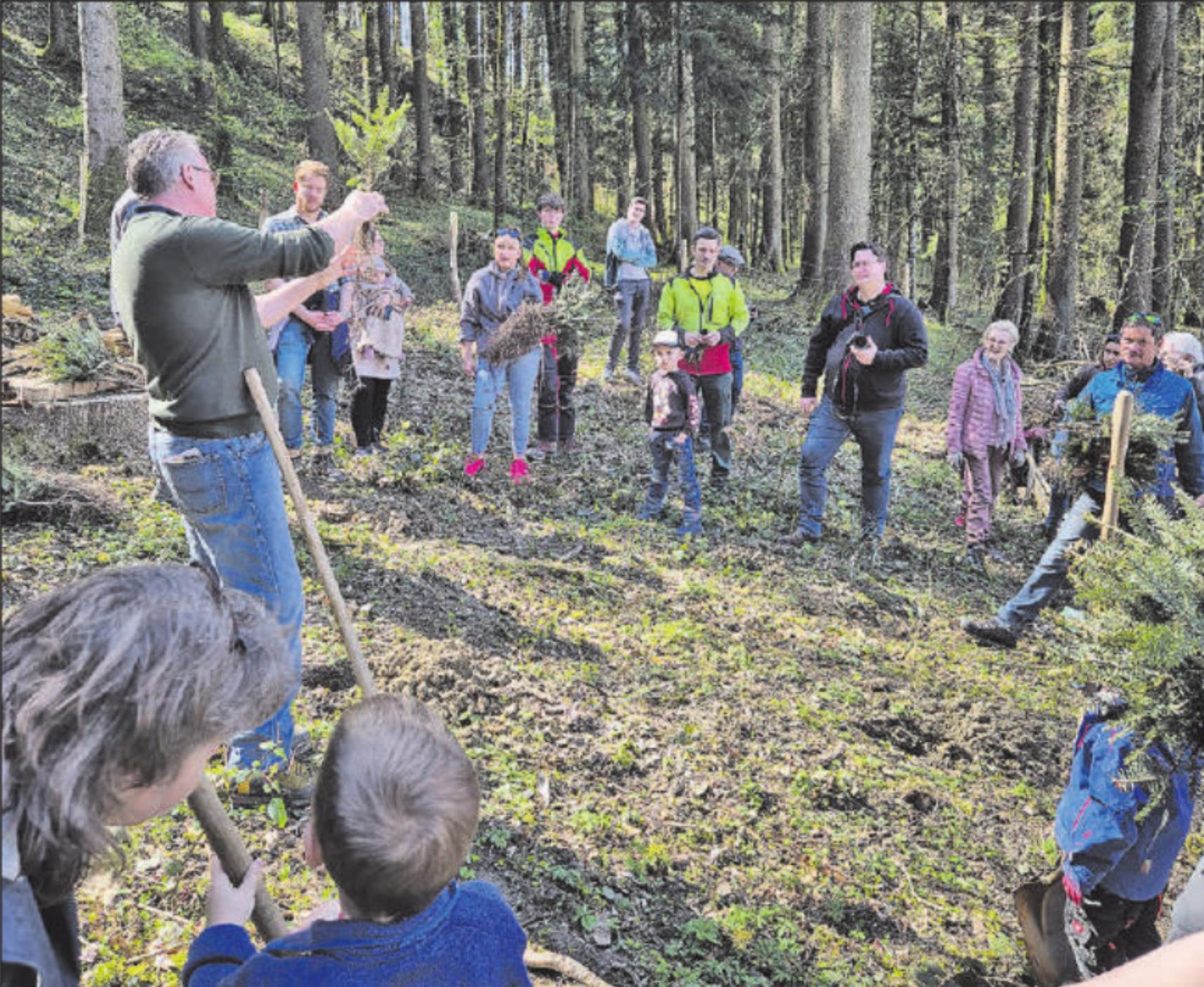 Förster Urs Wunderlin erklärt den Anwesenden, was es beim Pflanzen der jungen Bäumli zu beachten gilt. (Bilder: zVg.) - Das Bild wird blockiert. – Möglicherweise durch einen aktiven Adblocker.