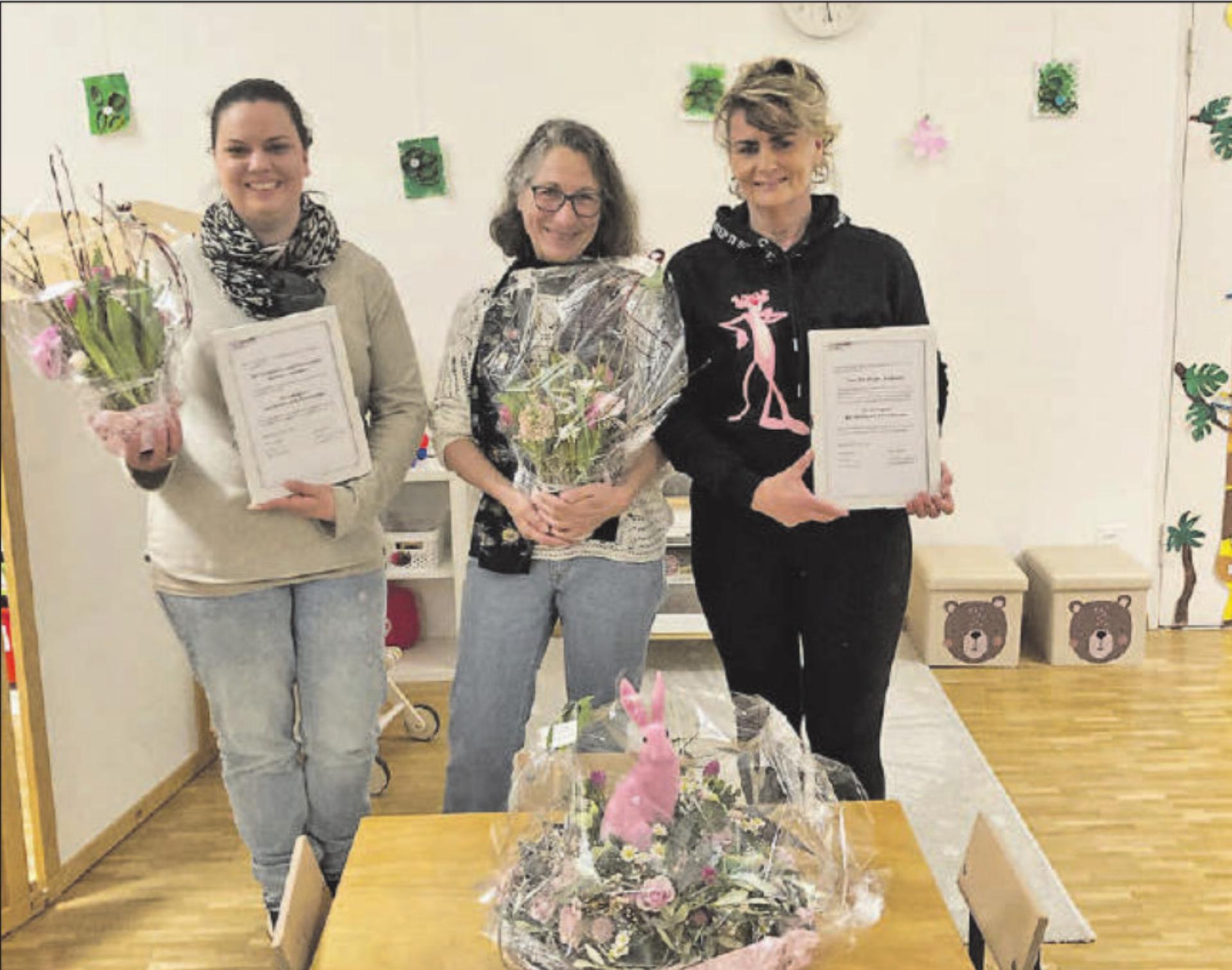 Die neuen Ehrenmitglieder: Der Gemeinnützige Frauenverein Reinach und Pia Müller (v.l.). (Bild: zVg.) - Das Bild wird blockiert. – Möglicherweise durch einen aktiven Adblocker.