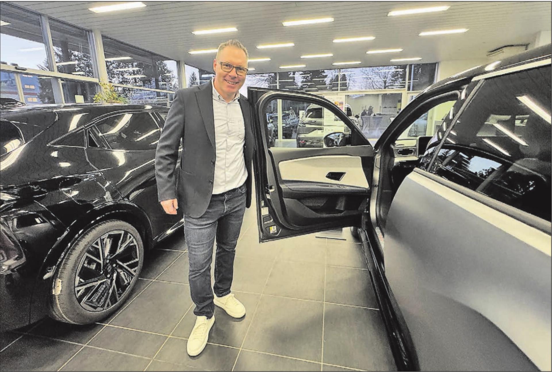 Roger Fäs hatte an der Frühlingsausstellung der Wyna-Garage alle Hände voll zu tun. (Bilder: Dominique Rubin) - Das Bild wird blockiert. – Möglicherweise durch einen aktiven Adblocker.