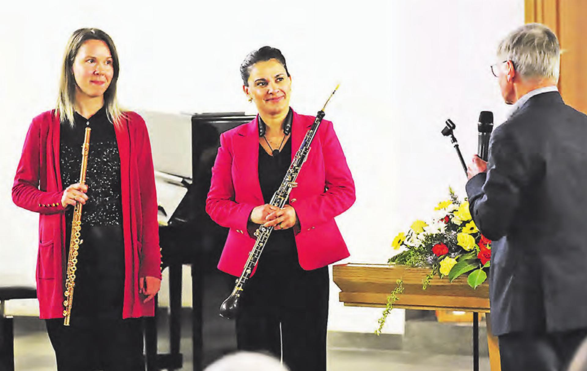 Evgeniya Spalinger (l.) und Ani Arter Lomsaridze erhalten von Kirchenpflegepräsident Peter Siegrist Dank für die schöne «Musik am Abend» Bild: Remo Conoci - Das Bild wird blockiert. – Möglicherweise durch einen aktiven Adblocker.
