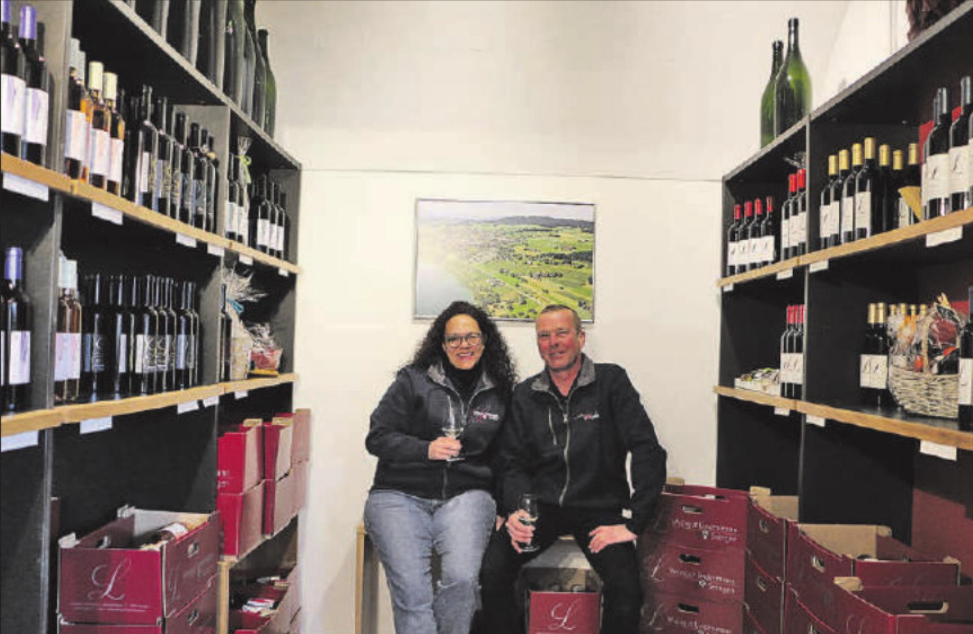 Das Winzerpaar Christina und Thomas Lindenmann freute sich über die grosse Besucherschar. (Bilder: Janine Flückiger) - Das Bild wird blockiert. – Möglicherweise durch einen aktiven Adblocker.