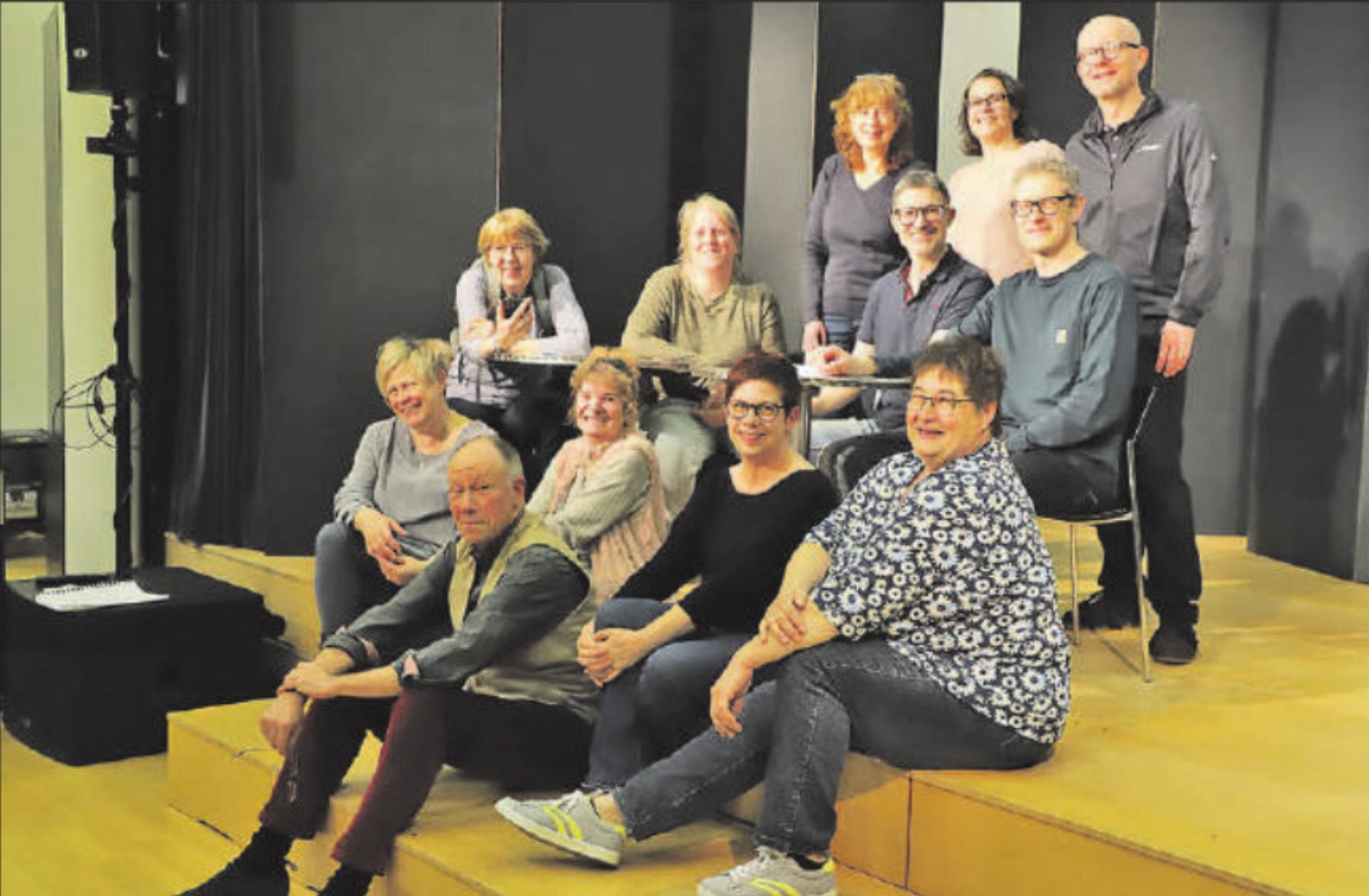 Das Theater Improvisorisch freut sich auf die sechs Yeti-Aufführungen. Zuvorderst Regisseur Richard Wehrli, vorne rechts Präsidentin Theres Hediger. - Das Bild wird blockiert. – Möglicherweise durch einen aktiven Adblocker.