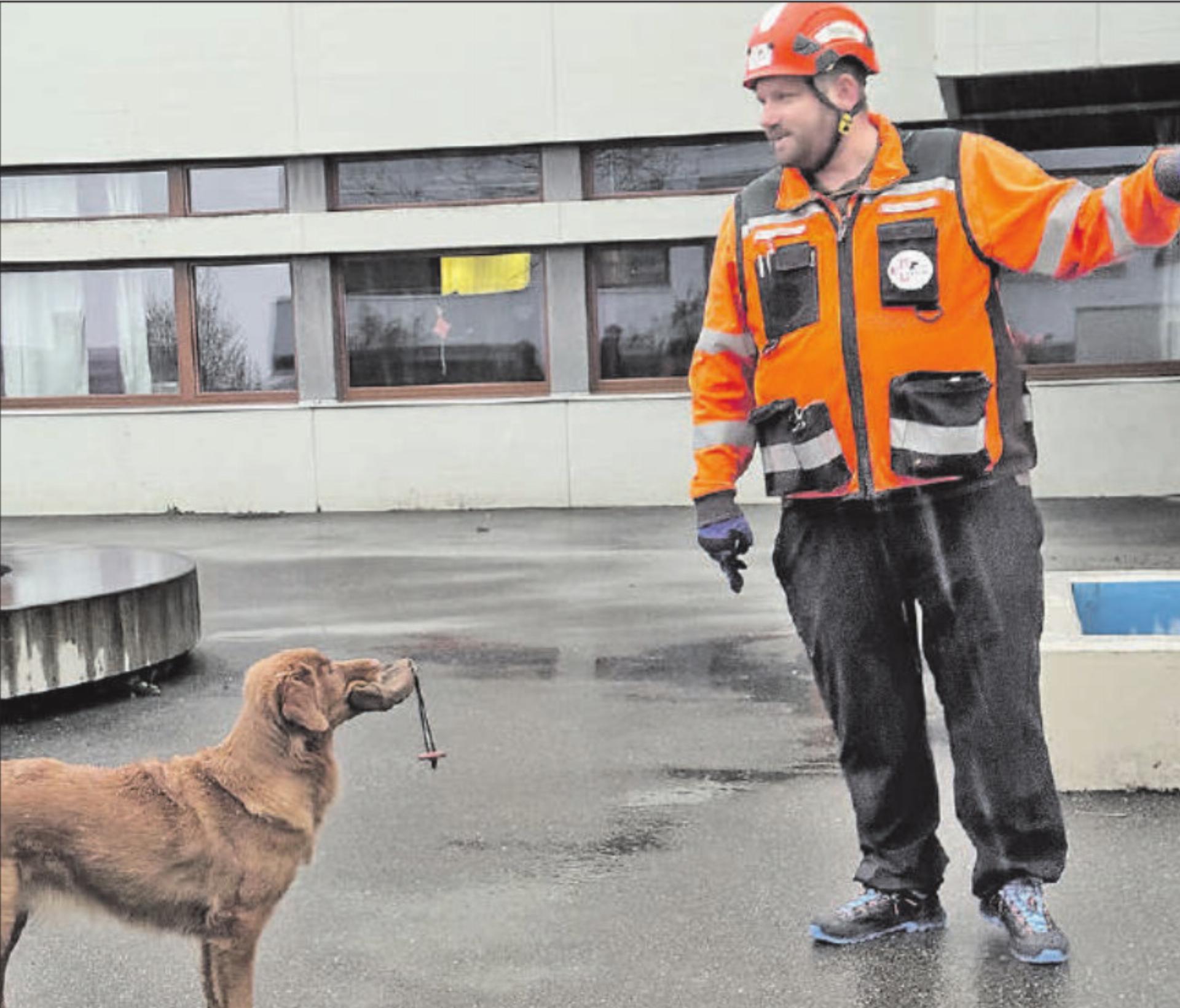 Redog Hundeführer Armin mit Eli. (Bild: zVg.) - Das Bild wird blockiert. – Möglicherweise durch einen aktiven Adblocker.