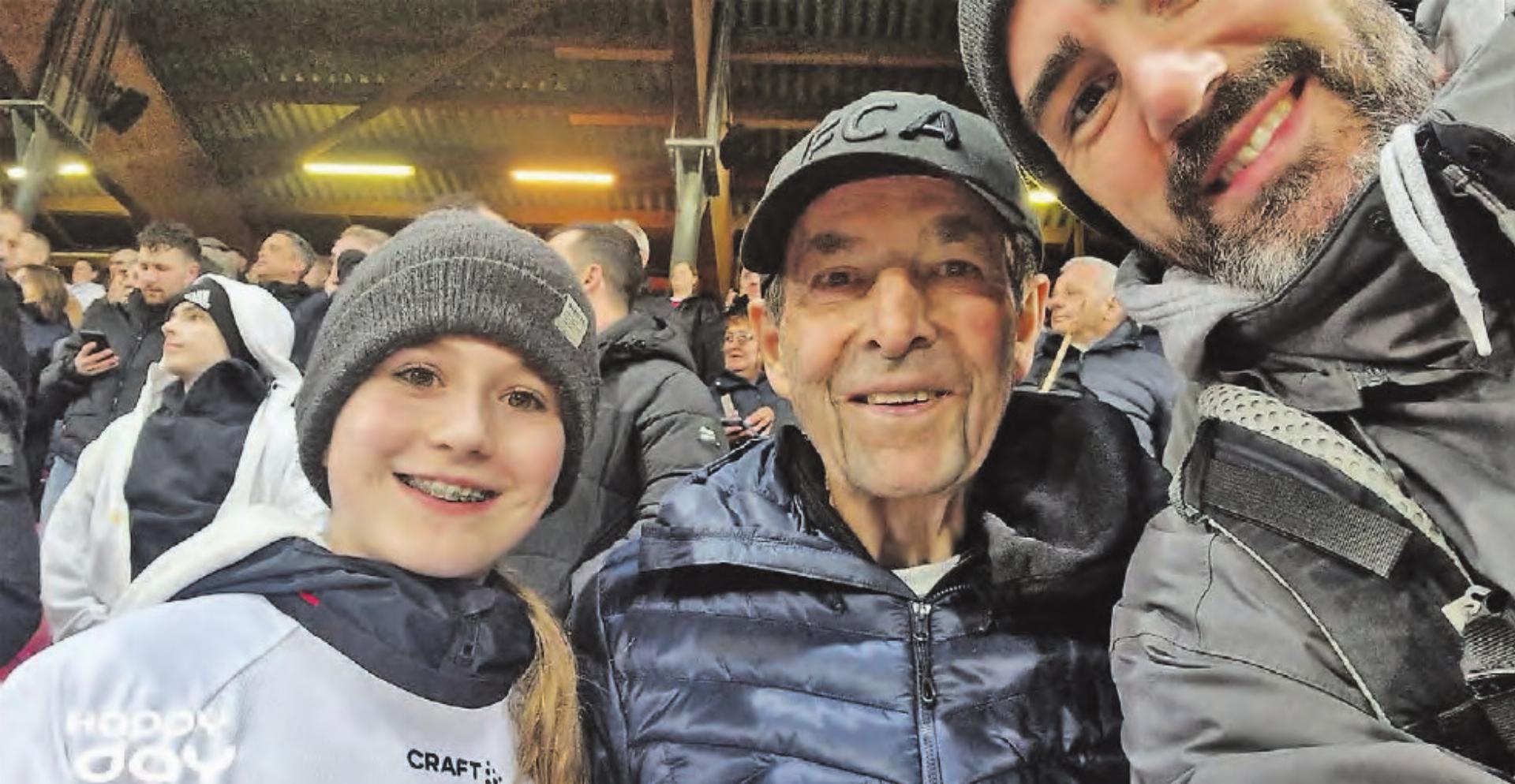 Noa Widmer, Peter Luginbühl und Felix Widmer beim Besuch im Brügglifeld. Nach vielen Jahren ermöglichte «Happy Day» die Reise Peters von den USA in die Schweiz. - Das Bild wird blockiert. – Möglicherweise durch einen aktiven Adblocker.