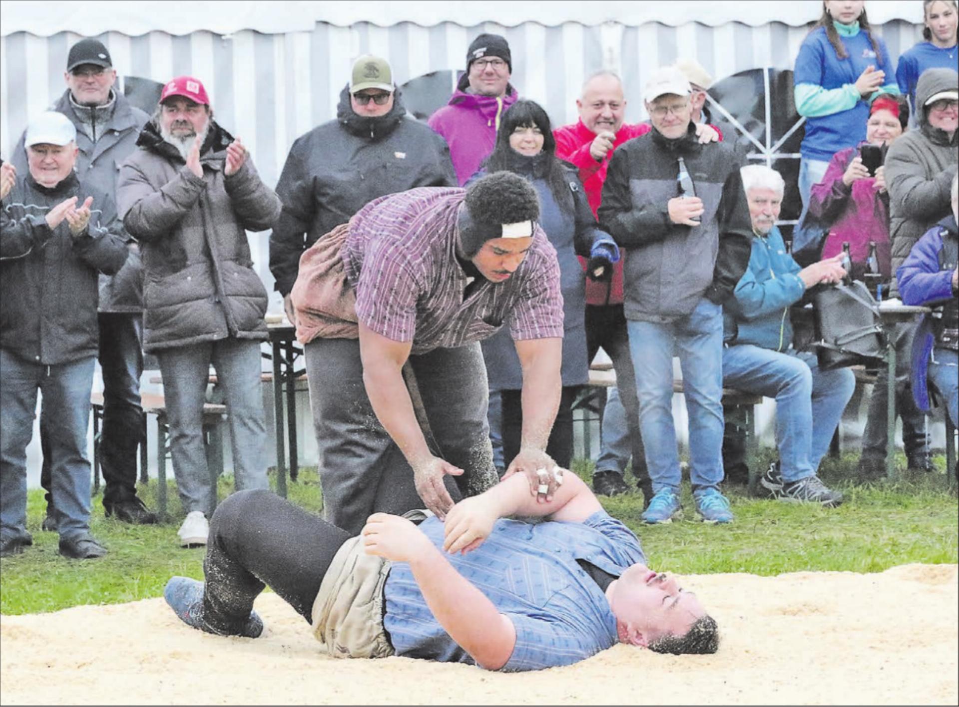Zwei Eidgenossen im Schlussgang: Sieger Sinisha Lüscher aus Muhen (SK lten-Gösgen) hilft Lukas Döbeli aus Sarmenstorf (SK Freiamt) auf. (Bild: Stefan Sprenger) - Das Bild wird blockiert. – Möglicherweise durch einen aktiven Adblocker.