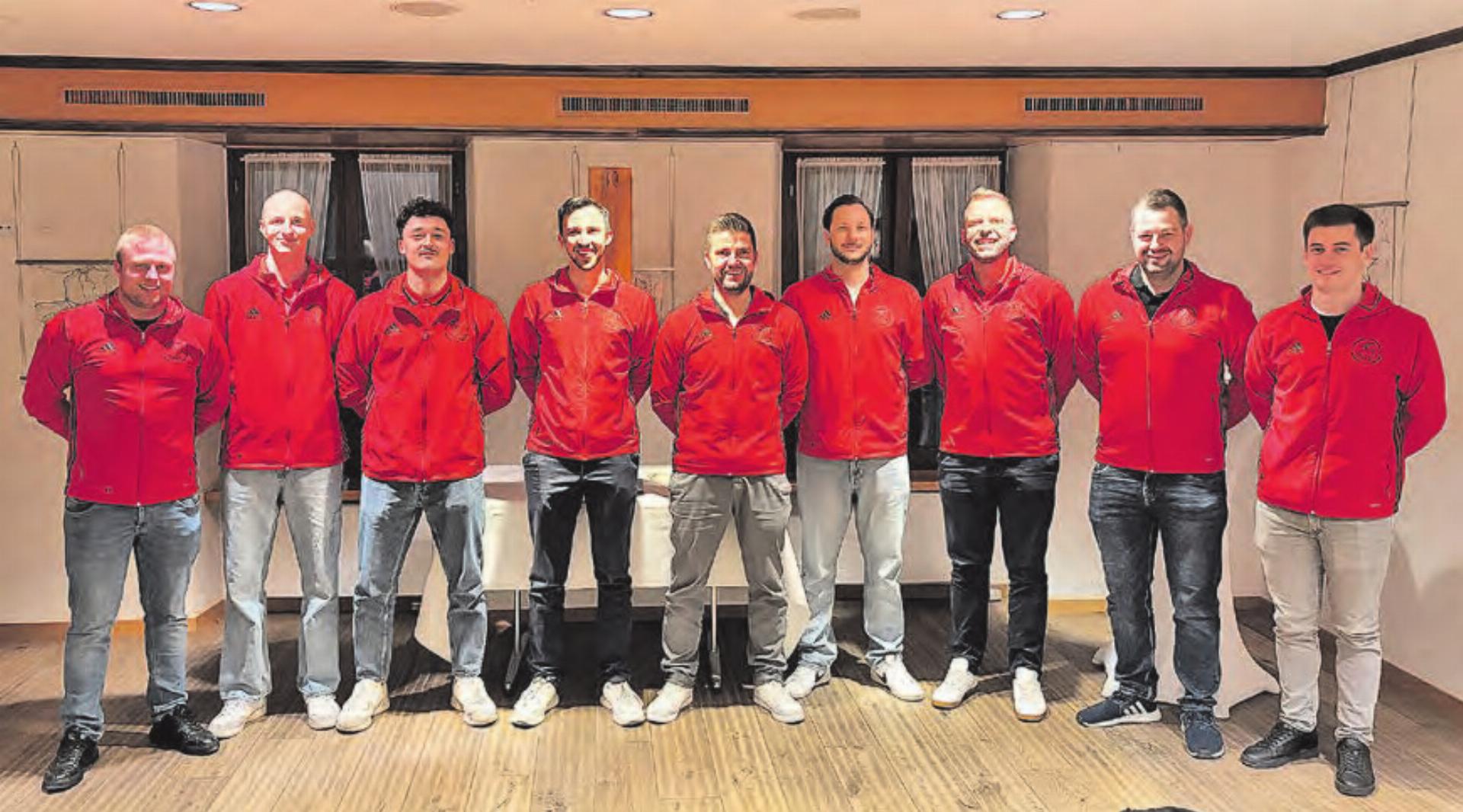 Vergangenheit und Zukunft beziehungsweise neuer Vorstand und alter Vorstand (v.l.n.r.) Marco Lüscher, Lars Fent, Lukas Bertschi, Damian Ruf, Patrick Steiner, Nicola Conrad, Yannick Helfenstein, Florian Engel und Manuel Keller (Bild: zVg.) - Das Bild wird blockiert. – Möglicherweise durch einen aktiven Adblocker.