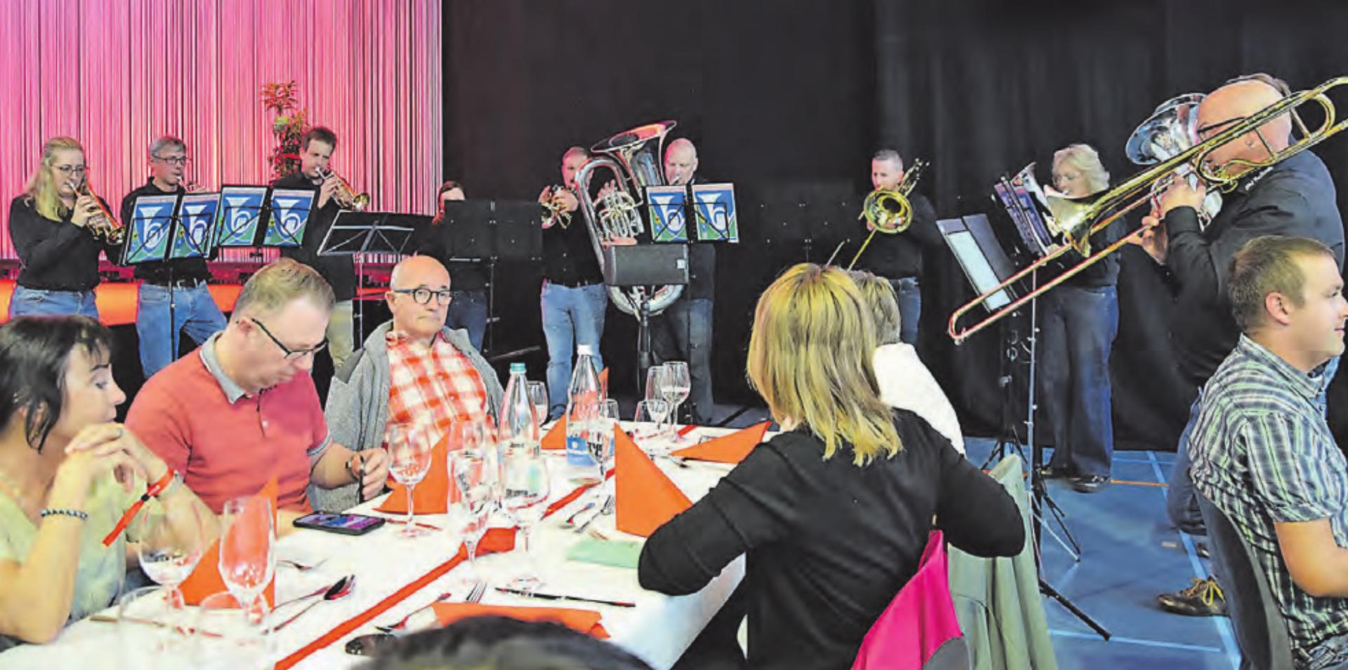 Klangvolle Begrüssung: Während sich die Dreifachhalle bis zum letzten Platz füllte, unterhielt der Musikverein Reitnau die Gäste. (Bilder: Frieda Steffen) - Das Bild wird blockiert. – Möglicherweise durch einen aktiven Adblocker.