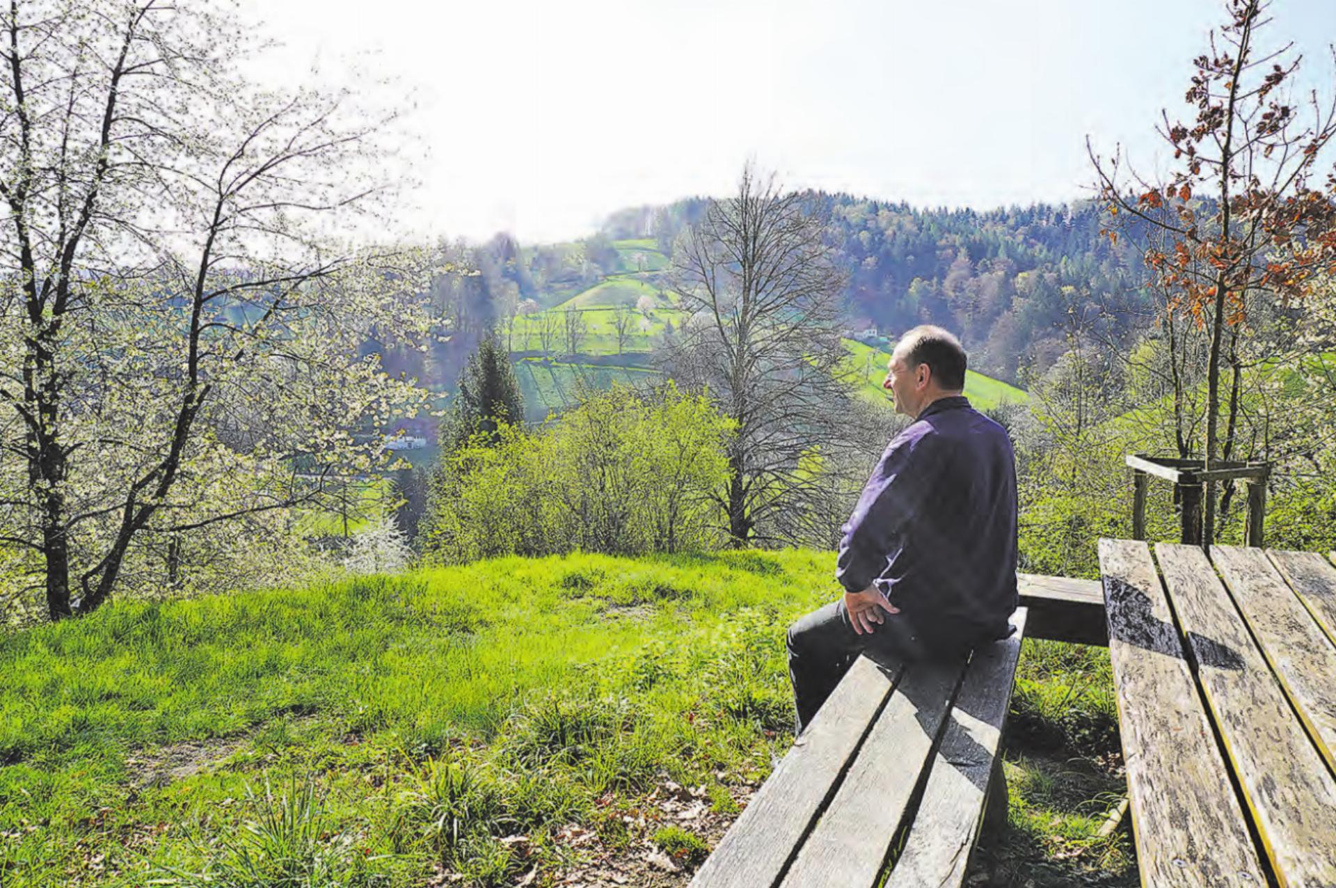 Eine Aussicht, die sich sehen lässt: Manuel Eichenbergers Lieblingsort ist die Feuerstelle «Manzenberg». (Bilder: Melanie Köchli) - Das Bild wird blockiert. – Möglicherweise durch einen aktiven Adblocker.