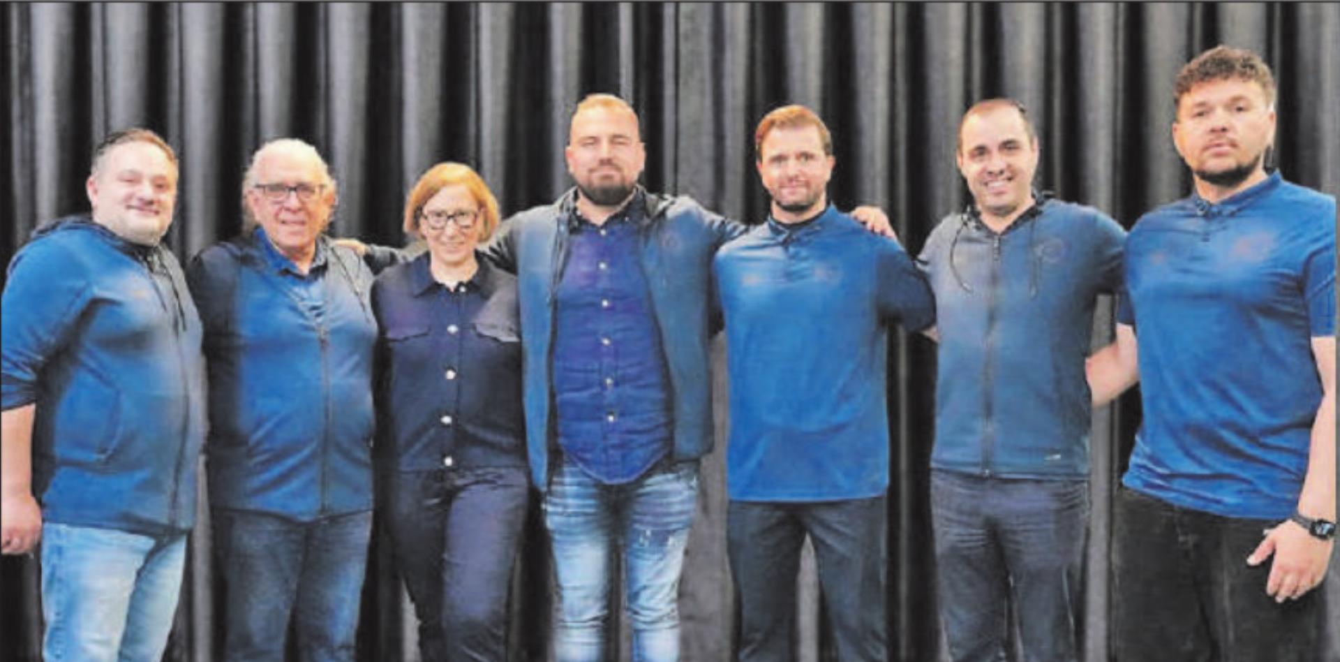 Der Vorstand: Vitor Malota, Pietro Cesari, Kirsten Eller, Shkumbim Mulaj, Valter Bekaj, Menur Murati und Faton Ramadani (v.l.n.r.) (Bild: zVg.) - Das Bild wird blockiert. – Möglicherweise durch einen aktiven Adblocker.