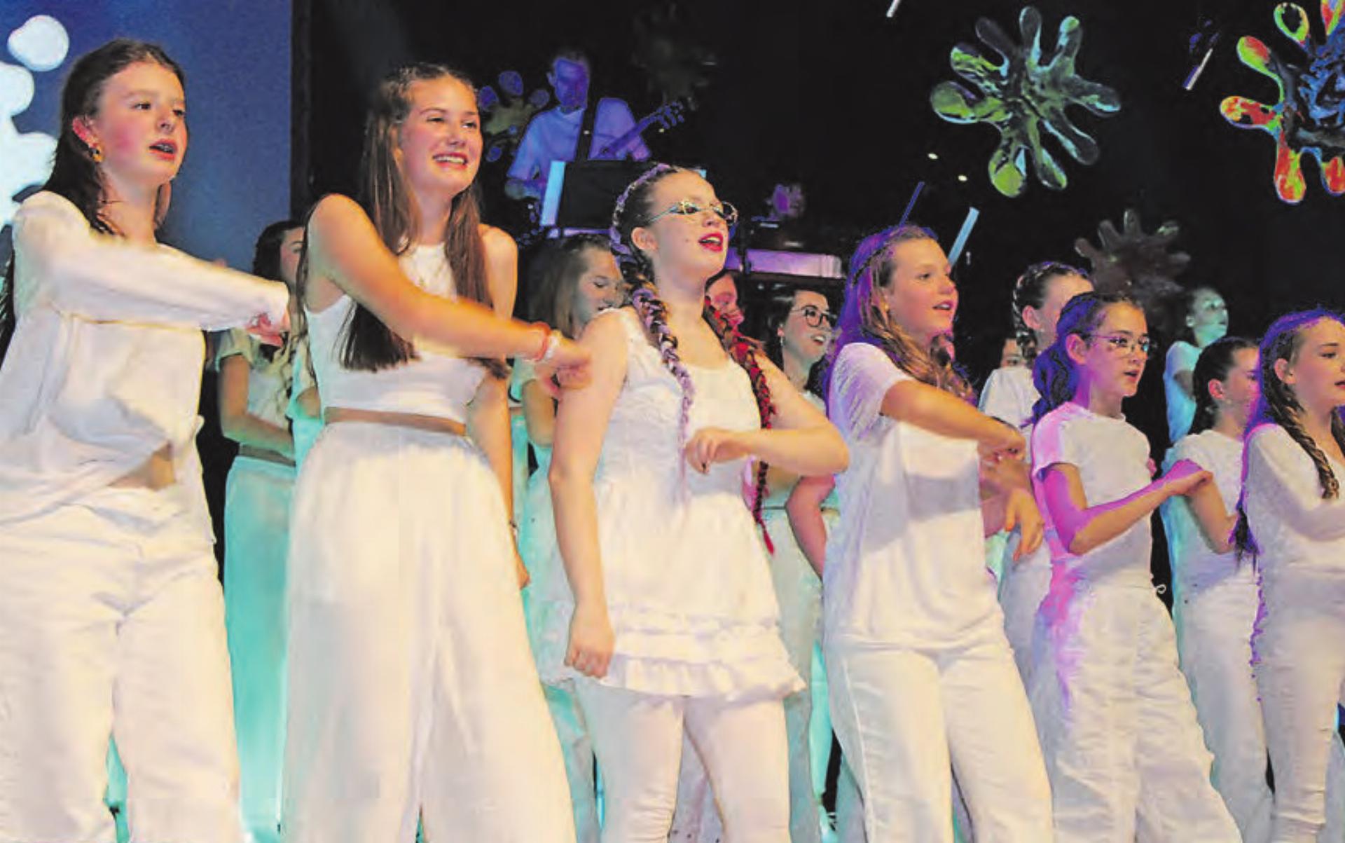 Erst waren alle Sängerinnen und Sänger weiss gekleidet, und bildeten als solches eine sichtbare Einheit... (Bilder: Graziella Jämsä) - Das Bild wird blockiert. – Möglicherweise durch einen aktiven Adblocker.