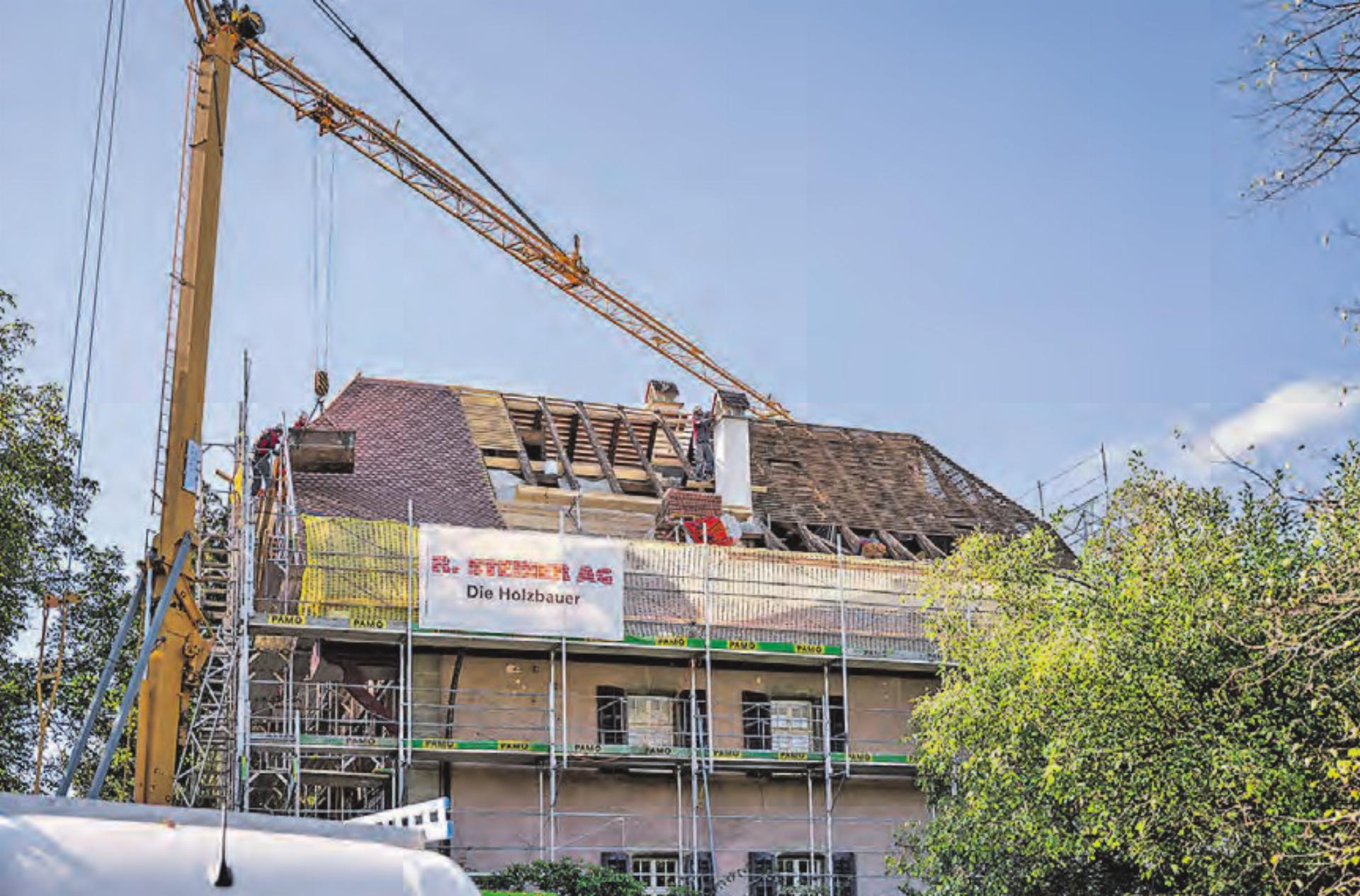 Die volle Kompetenz der R. Steiner AG im Einsatz: Dachsanierung mit statischer Massnahme, neuer Eindeckung und neuem Kamin. (Bild: RST/ZVG) - Das Bild wird blockiert. – Möglicherweise durch einen aktiven Adblocker.