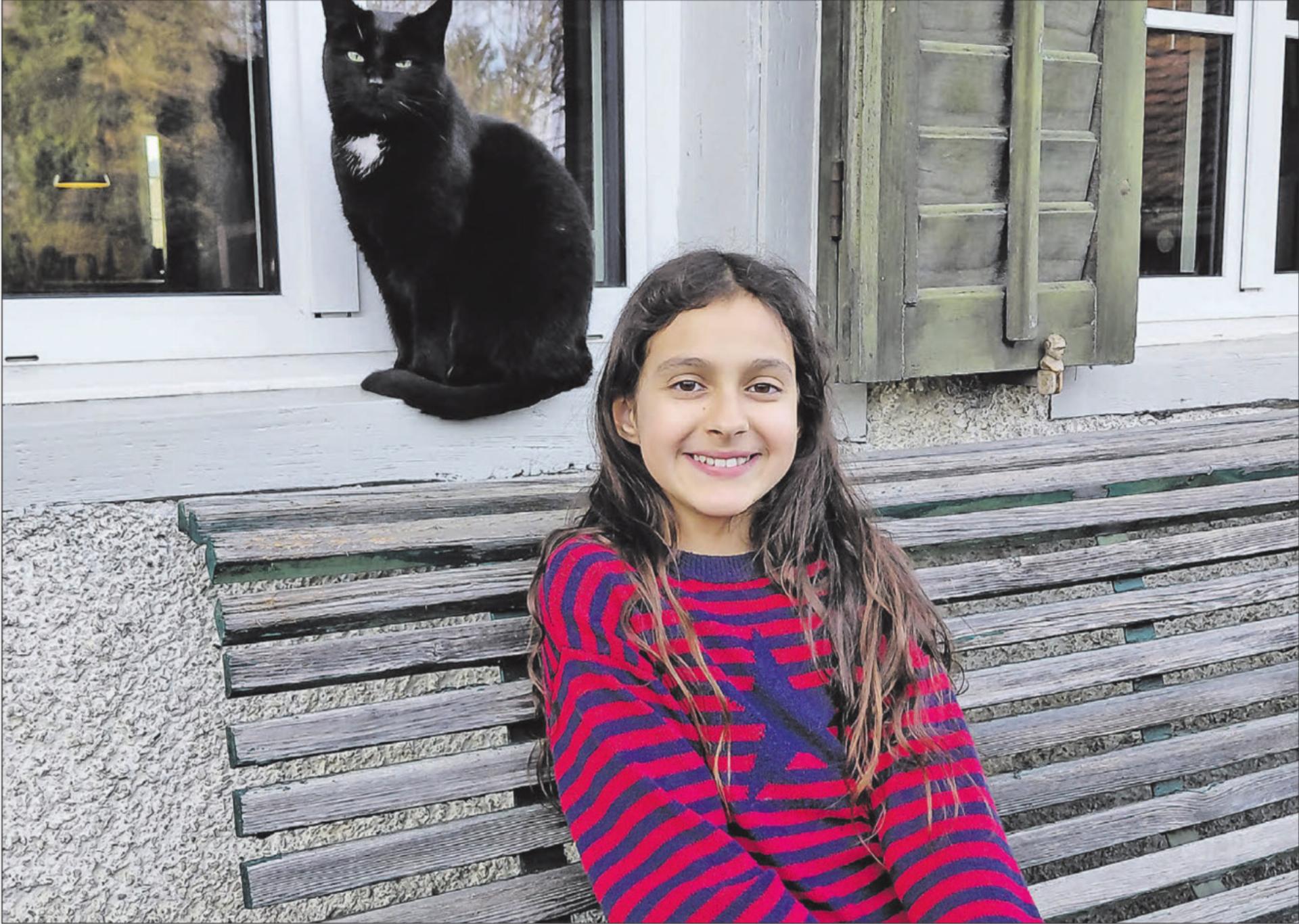 Schauspielerin Alva Maurer aus Beinwil am See hat nach dem aufregenden Sommer mit den Dreharbeiten für ihren ersten Kinofilm «Plitsch Platsch Forever!» wieder etwas mehr Zeit für Katze «Gusgus». (Bild: Roland Marti) - Das Bild wird blockiert. – Möglicherweise durch einen aktiven Adblocker.