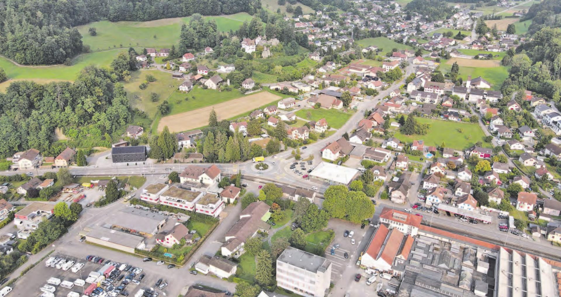 Der Kreisel wurde 2020 fertiggestellt. Seither mussten Anpassungen vorgenommen werden, was zu einer weiteren Verschmälerung der Fahrbahn führte. (Bild: Nick Schaffner) - Das Bild wird blockiert. – Möglicherweise durch einen aktiven Adblocker.