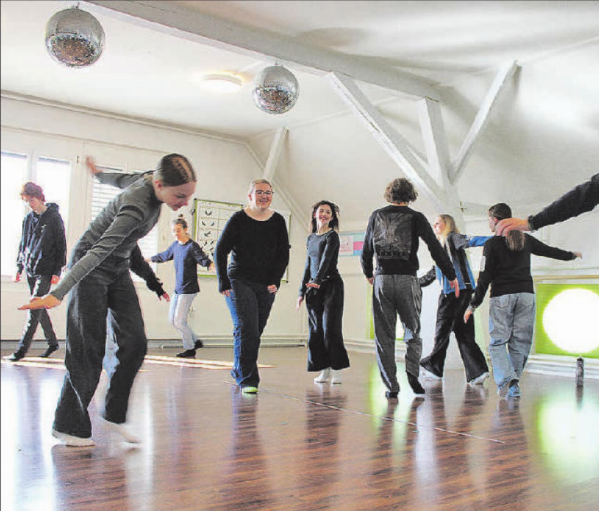 Eindrucksvoll, wie die Jugendlichen sich in den Theaterproben «warmspielen». Das Publikum darf gespannt sein. (Bild: Graziella Jämsä) - Das Bild wird blockiert. – Möglicherweise durch einen aktiven Adblocker.