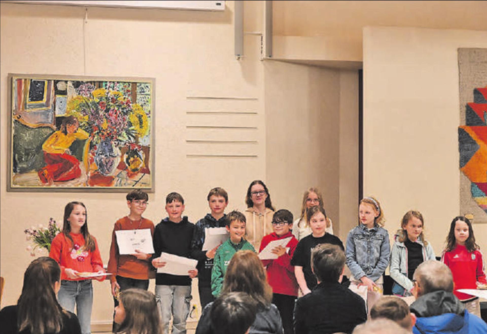 Voller Stolz präsentieren die Schüler und Schülerinnen ihr mCheck-Zertifikat ihren Verwandten und Bekannten. (Bilder: zVg.) - Das Bild wird blockiert. – Möglicherweise durch einen aktiven Adblocker.