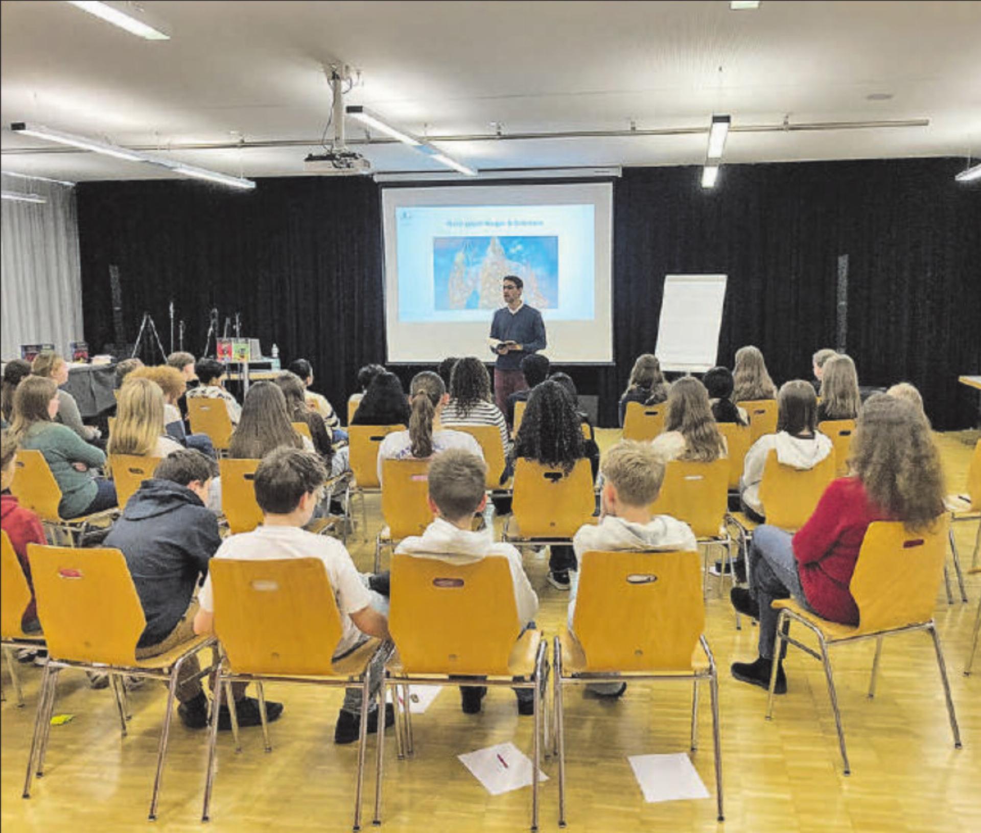 Die Schülerinnen und Schüler lauschten dem Autor Jyoti Guptara aufmerksam. (Bild: zVg.) - Das Bild wird blockiert. – Möglicherweise durch einen aktiven Adblocker.
