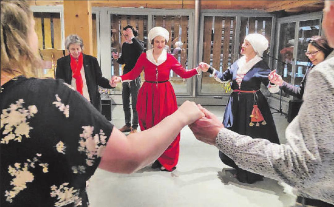 Geschichte erleben und ertanzen – der kurze Mittelalter-Tanzkurs fand regen Anklang und sorgte für heitere Stimmung. (Bilder: Roland Marti) Geschichte erleben und ertanzen – der kurze Mittelalter-Tanzkurs fand regen Anklang und sorgte für heitere Stimmung. (Bilder: Roland Marti)