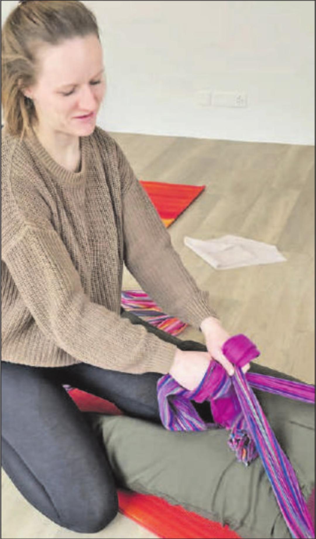 Bei der Massagetechnik Rebozo wird der Körper mit einem Tuch massiert und geschaukelt. (Bilder: zVg.) Bei der Massagetechnik Rebozo wird der Körper mit einem Tuch massiert und geschaukelt. (Bilder: zVg.)