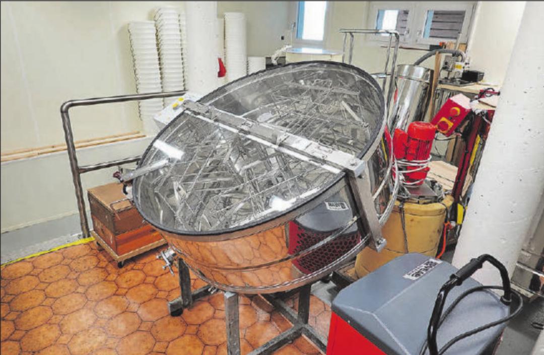 Die Honigschleuder ist feinsäuberlich bereit. (Bild: zVg.) Die Honigschleuder ist feinsäuberlich bereit. (Bild: zVg.)