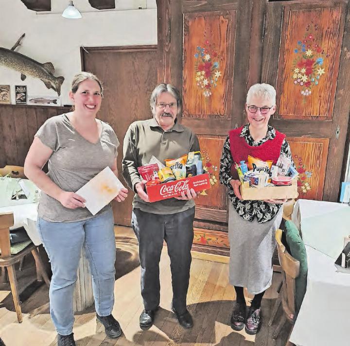 Von links nach rechts: Vizepräsidentin Rita Schwegler und die langjährigen Mitglieder Werner Müller (60 Jahre) sowie Ruth Kaufmann (50 Jahre). (Bild: zVg.)