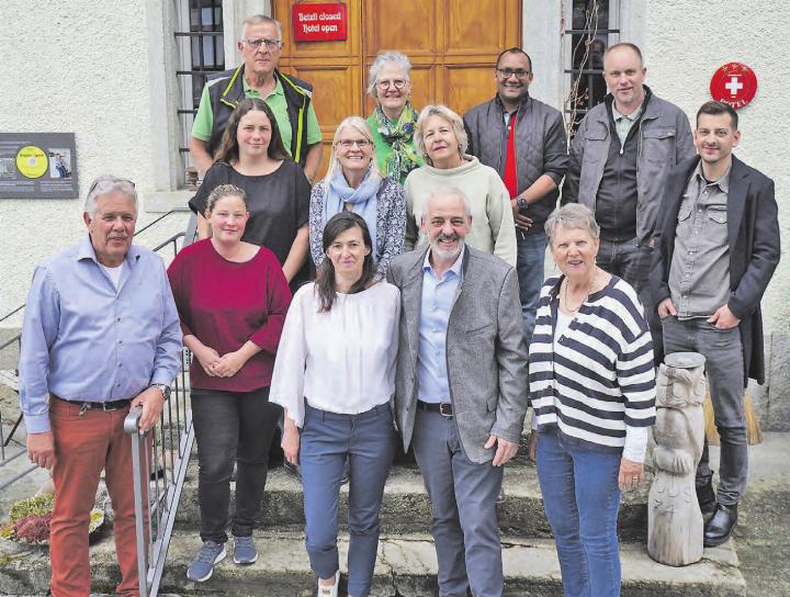 «Wir sind gerne per Du mit den Menschen»: Die neue Pächtergemeinschaft freut sich auf ihren Einsatz ab August 2026. Zur Verkündigung der Wiedereröffnung kamen Vertreter der Gemeinde und Mitglieder aus dem bestehenden Huus74-Team vorbei.