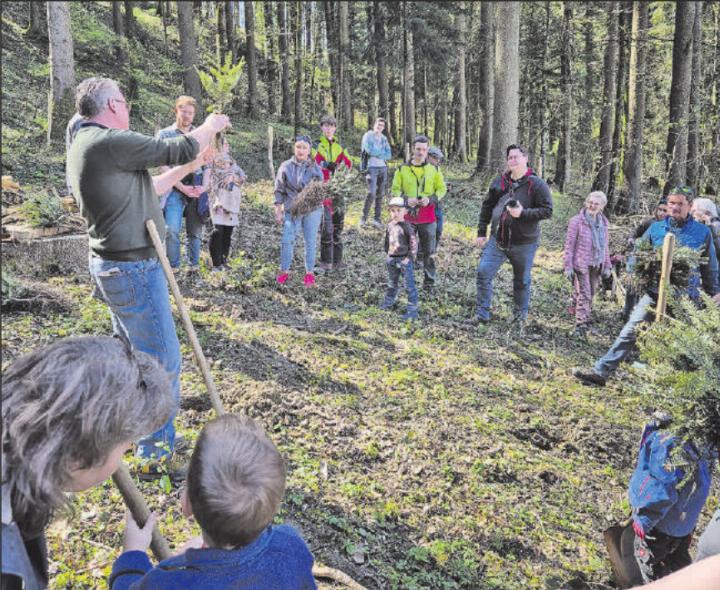 Förster Urs Wunderlin erklärt den Anwesenden, was es beim Pflanzen der jungen Bäumli zu beachten gilt. (Bilder: zVg.)