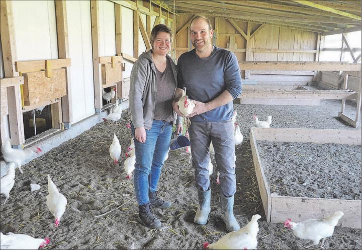 Veronika und Reto Walti sind mit Leib und Seele Bio-Hühnerhalter. (Bilder: René Fuchs)