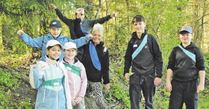 Hallo, wir sind bereit: Sylvia Müller (Mitte), die langjährige Betreuerin, hat ihre Gruppe bereits bestens motiviert. (Bild: Frieda Steffen)