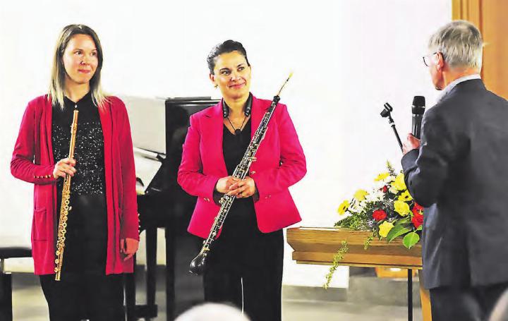 Evgeniya Spalinger (l.) und Ani Arter Lomsaridze erhalten von Kirchenpflegepräsident Peter Siegrist Dank für die schöne «Musik am Abend» Bild: Remo Conoci