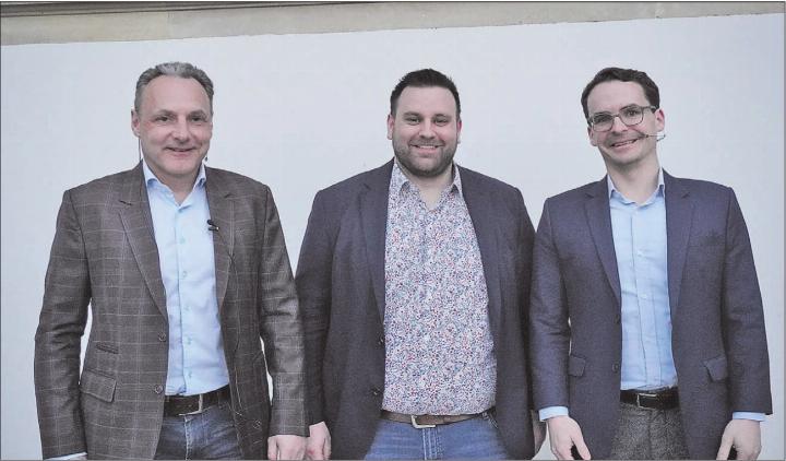 Informierten die rund 40 Anwesenden: Felix Arnold, Daniel Linggi und Manuel Fischer. (Bild: Melanie Köchli)