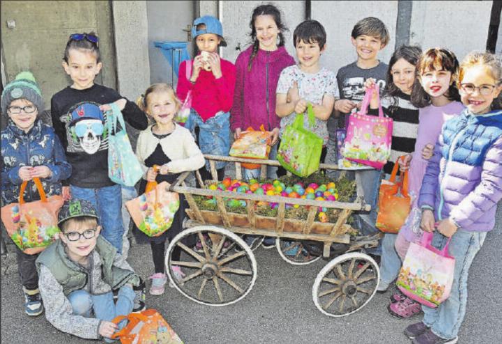 Die meiste Freude hatten die Kinder: Nur ein Teil positionierte sich rund um den Leiterwagen mit den bunten Ostereiern. (Bilder: Alfred Weigel)