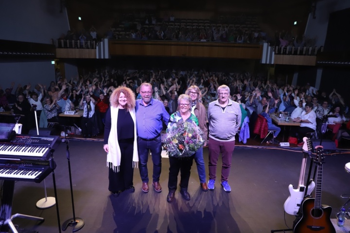 Abschied von Charlotte Henz (Mitte) auf der grossen Bühne: Die Saalbau-Kommission mit Daniela Marzohl, Markus Peter, Sylvia Reidi und Ruedi Hug (v.l.) überraschten die Gerantin mit einem Blumenstrauss. Später wurde sie auch vom ganzen «Team Charlotte» gefeiert. (Bilder: Remo Conoci)