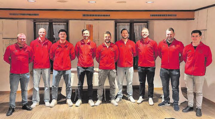 Vergangenheit und Zukunft beziehungsweise neuer Vorstand und alter Vorstand (v.l.n.r.) Marco Lüscher, Lars Fent, Lukas Bertschi, Damian Ruf, Patrick Steiner, Nicola Conrad, Yannick Helfenstein, Florian Engel und Manuel Keller (Bild: zVg.)