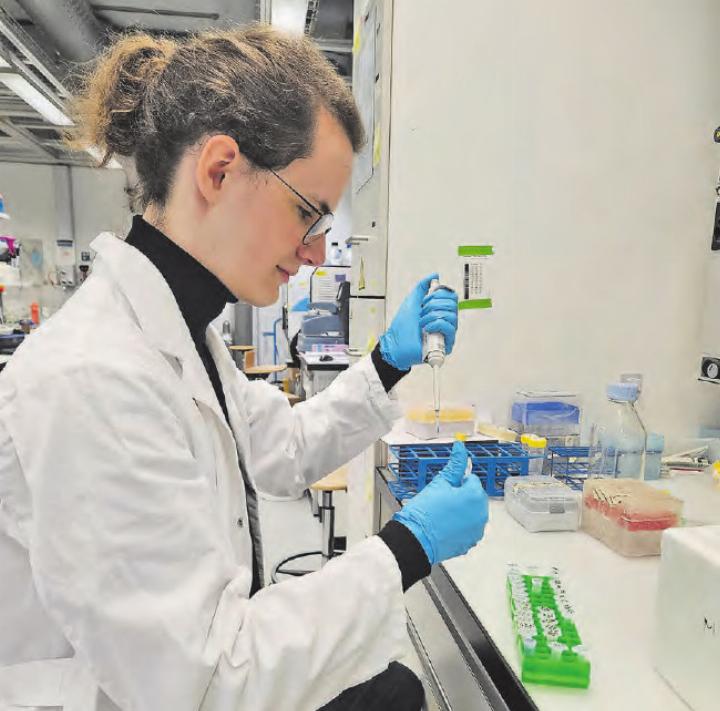 Benjamin Meyer durfte im Labor der ETH Experimente durchführen.