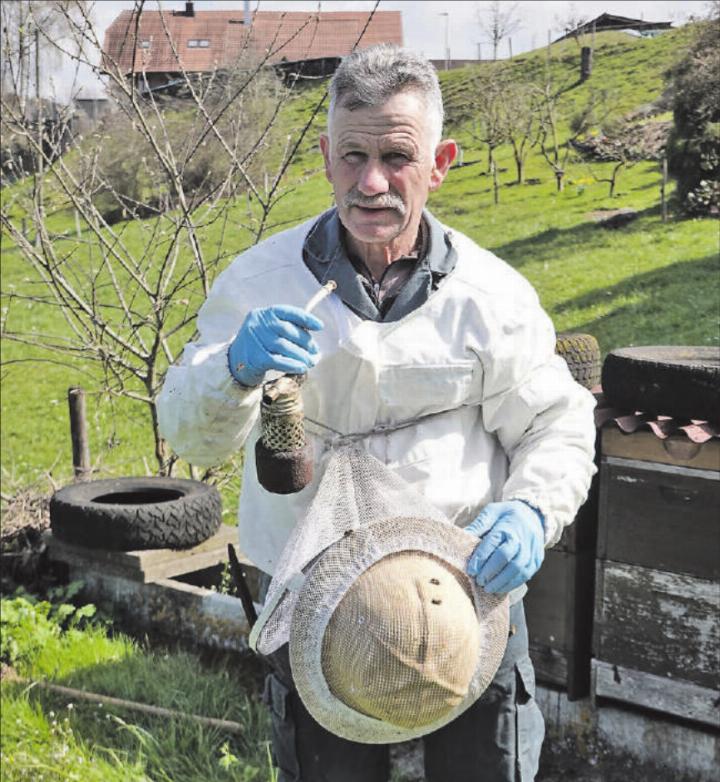 Hansruedi Maurer ist mit Leib und Seele Imker. (Bilder: René Fuchs) Hansruedi Maurer ist mit Leib und Seele Imker. (Bilder: René Fuchs)