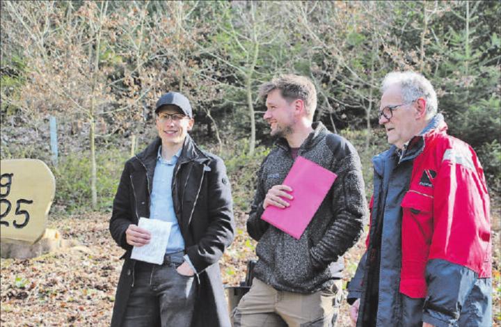 Begrüssten die zahlreichen Familien: (v.l.n.r.) Gemeinderat Schöftland Patrick Müller, Betriebsleiter des Forstbetriebs Suhrental-Ruedertal Leon Gsell und Präsident der Orstbürgergemeinde Dieter Fierz.