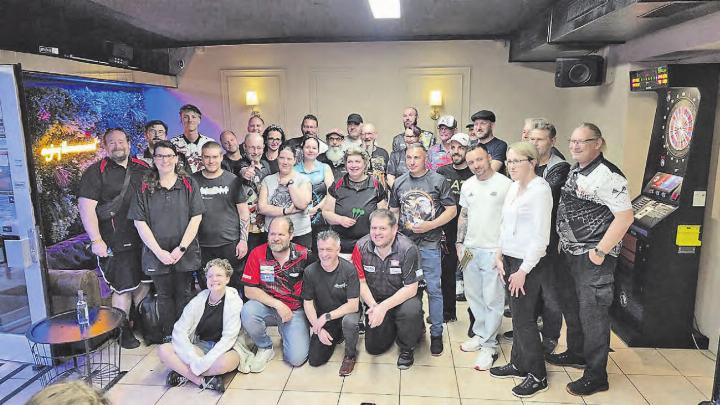 Das Teilnehmerfeld des Frühlingsturniers der Magic Hubi Darters Reinach, mit WM-Teilnehmer und aktuell bestem Schweizer Dartspieler Stefan «Belli» Bellmont (kniend in der Mitte). (Bild: zVg.)