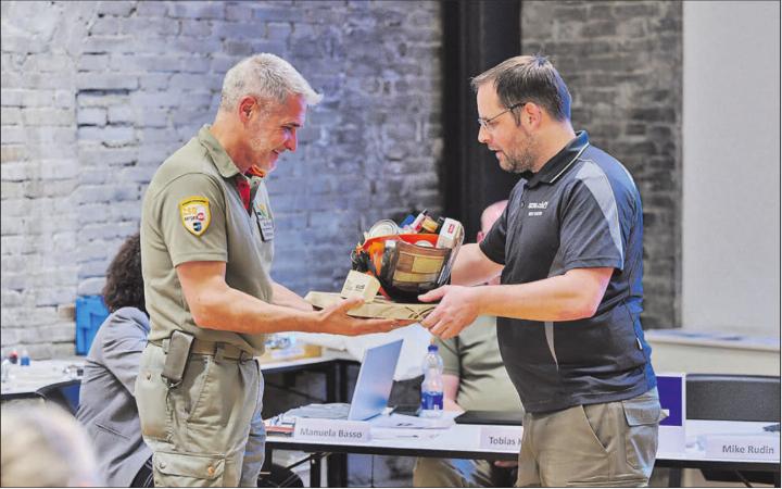 Mike Rudin verabschiedet Gregor Müller, der nach 22 Jahren das Kommando abgibt. (Bild: zVg.)