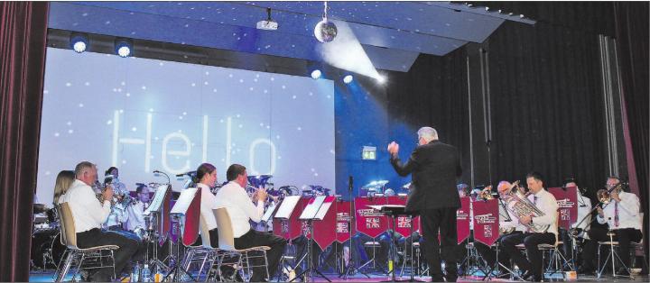 Eindrücklich für Ohren und Augen: Bei diesem Lied schien die Zeit im Saalbau einen Moment stillzustehen. Die Musikgesellschaft inszenierte «Hello» von Adele zu einem Gesamtkunstwerk. (Bilder: Graziella Jämsä)