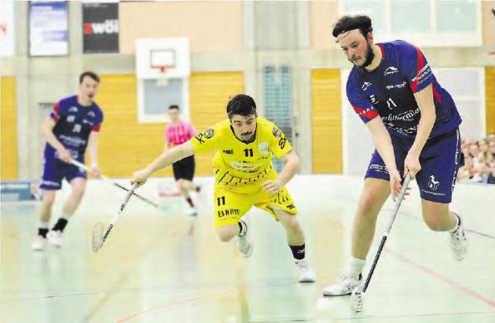 Vorstoss über die linke Seite: Reinachs Benjamin Reidy (r.) enteilt Claudio Wiedmer, den die Davoser aus ihrer 2. Mannschaft einsetzten.