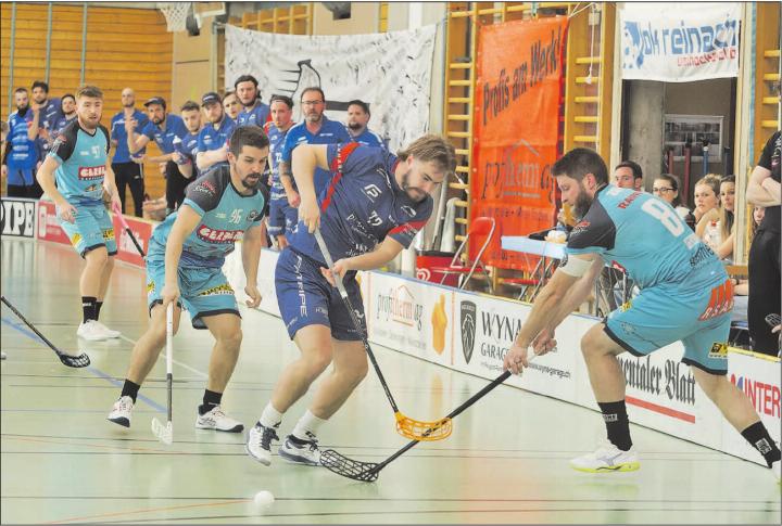 Lok Reinach, hier mit Jesse Arola, traf mit Unihockey Emme auf einen ebenbürtigen Gegner, der erst in der Belle zu besiegen war. (Bilder: Roland Jaus)