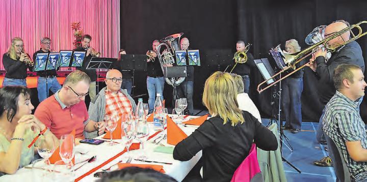 Klangvolle Begrüssung: Während sich die Dreifachhalle bis zum letzten Platz füllte, unterhielt der Musikverein Reitnau die Gäste. (Bilder: Frieda Steffen)
