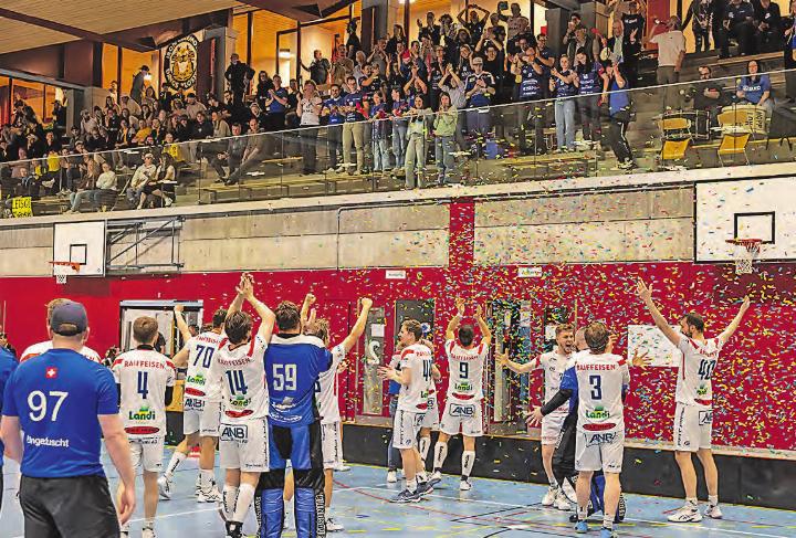 Die mit vielen Fans ins Bündnerland gereisten Reinacher geniessen den Konfettiregen. (Bilder: Roland Wick, roland.photos)