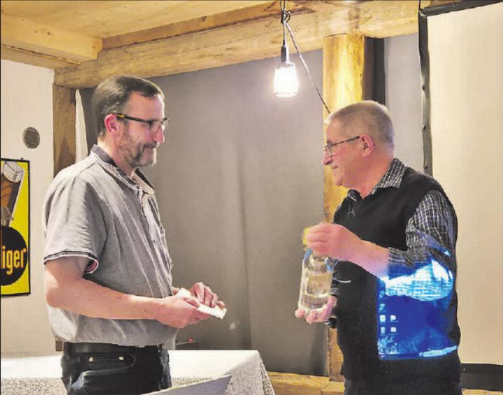 Pirmin Kammermann (links) erhält von EDU-Vorstandsmitglied Kurt Heiz ein Präsent für den aufschlussreichen Vortrag. (Bild: zVg.)