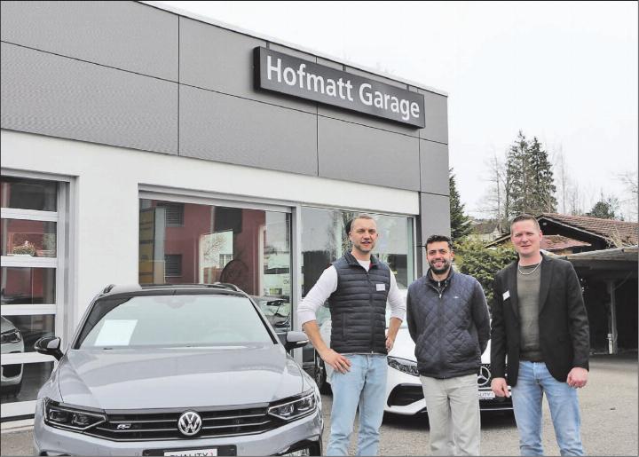 Die drei Inhaber der Hofmatt Garage (v.l.n.r.): Marco Eschler, George Ayoub und Christian Maddalena heissen alle Kunden herzlich willkommen. (Bild: Janine Flückiger)