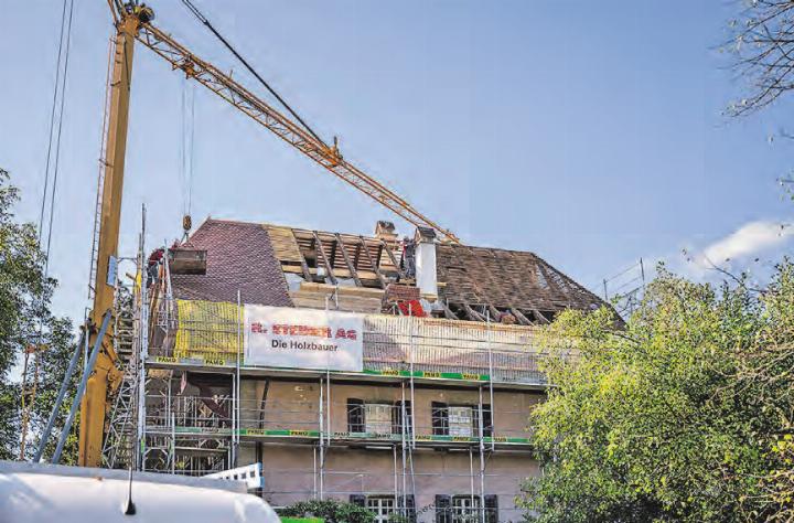 Die volle Kompetenz der R. Steiner AG im Einsatz: Dachsanierung mit statischer Massnahme, neuer Eindeckung und neuem Kamin. (Bild: RST/ZVG)