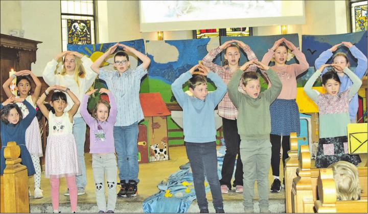 Viele Lieder und einiges an Text mussten eingeübt werden: Zur Erzählung der Pfarrerin Nadine Hassler sangen und spielten die Kinder im Chor der Kirche. (Bilder: Frieda Steffen)