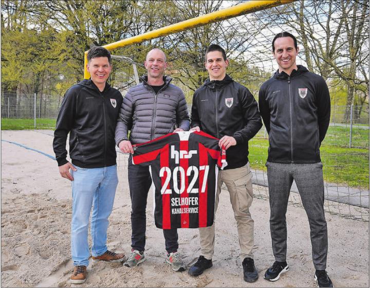 Freuen sich über das neue Beachsoccer-Team des FC Aarau: (v.l.) Marcel Wüest (Trainer), Roger Bissig (Geschäftsführer Selhofer AG), Angelo Wüest (Mitinitiant) und Sandro Burki (Geschäftsführer FC Aarau). (Bild: zVg.)